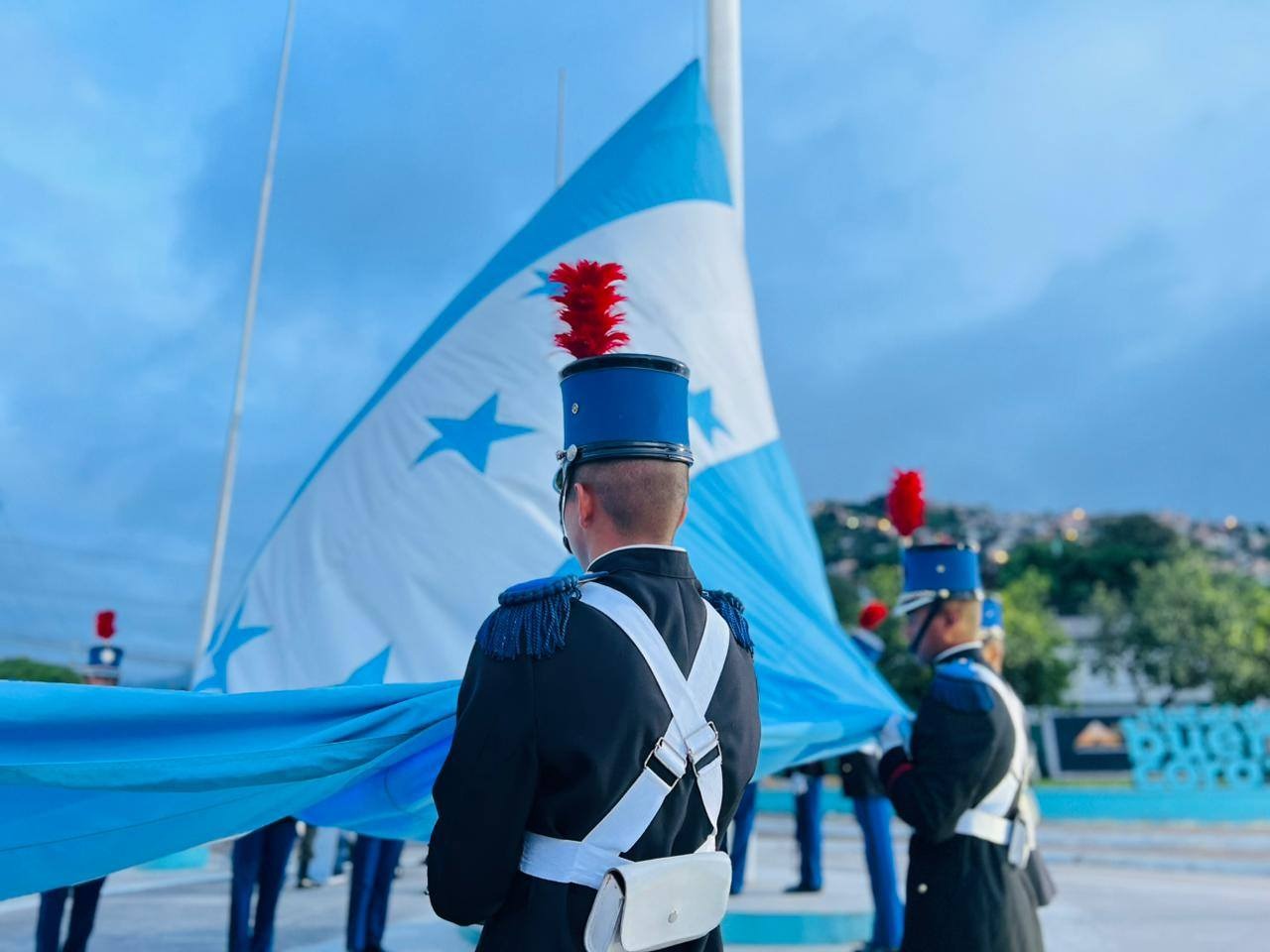FF.AA. inaugura el Mes de la Democracia con solemne ceremonia en el Monumento a la Bandera
